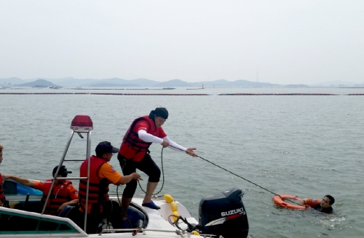 '119시민수상구조대’ 구조 훈련. / 사진제공=경기도