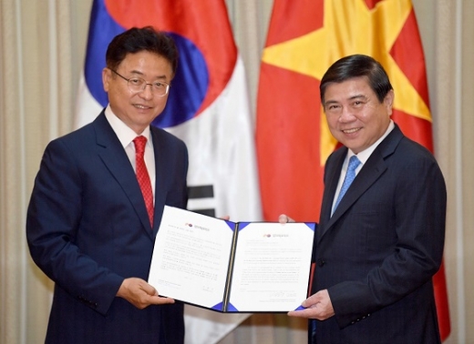 호찌민시청을 방문해 엑스포 초청장을 전달하고 있는 이철우 경북도지사. /사진=경상북도 제공.