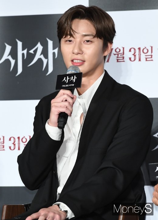 [머니S포토] 박서준 '심쿵 눈맞춤'