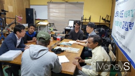 자전거 정책 관련 교육을 받고 있는 연수생들. /사진=사랑의자전거