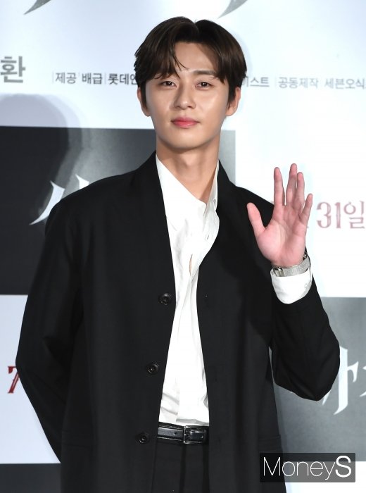 [머니S포토] 박서준 '퇴마사의 손바닥'