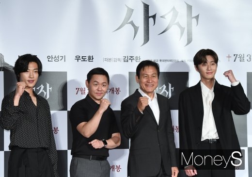 [머니S포토] 우도환·김주환·안성기·박서준 '사자 파이팅!'