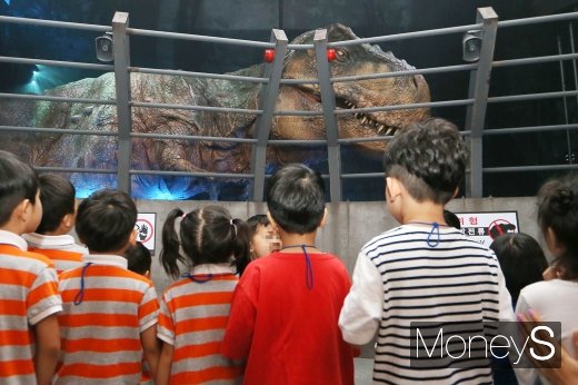 [머니S포토] 눈앞에서 나타난 티라노사우르스에 깜짝