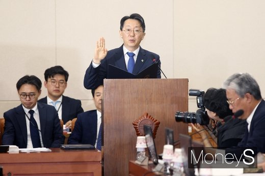 김현준 국세청장 후보가 26일 서울 여의도 국회 기획재정위원회 회의실에서 열린 인사청문회에서 선서하고 있다. /사진=임한별 기자