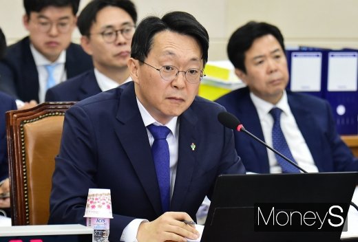 [머니S포토] 의원 질의 경청하는 김현준 국세청장 후보