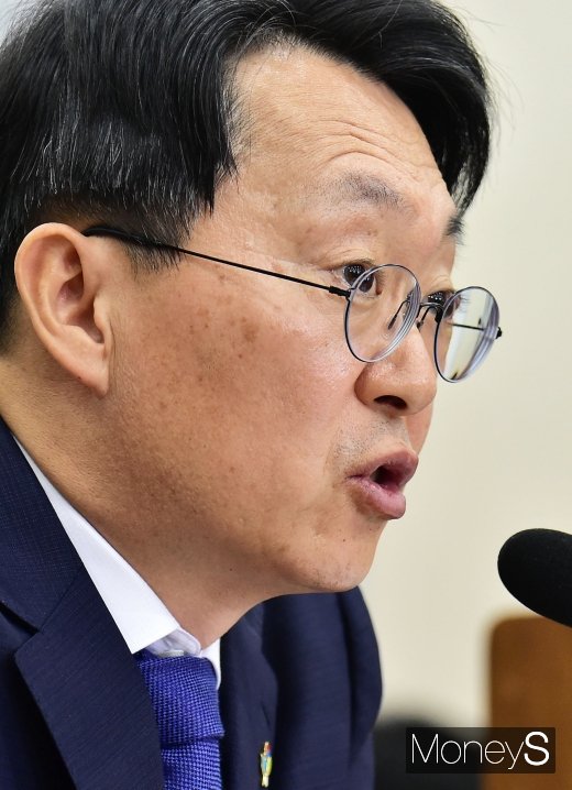 [머니S포토] 답변하는 김현준 국세청장 후보