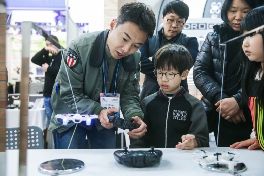 지난해 4월 전주월드컵경기장에서 열린 ‘2018년 3D프린팅*드론 코리아 엑스포’에서 드론 전시부스를 찾은 참관객들이 드론 기술에 대한 설명을 듣고 있다. /사진=지디넷코리아