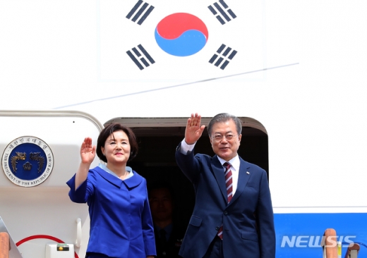 주요 20개국(G20) 정상회의에 참석하기 위해 2박3일 일정으로 일본 오사카를 방문하는 문재인 대통령과 부인 김정숙 여사가 27일 경기도 성남 서울공항에서 공군1호기 탑승 전 손 흔들어 인사하고 있다. /사진=뉴시스