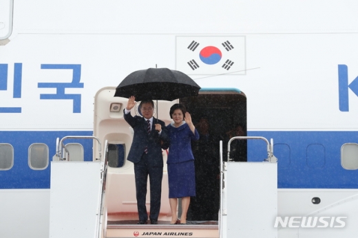 문재인 대통령과 부인 김정숙 여사가 주요 20개국(G20) 정상회의에 참석하기 위해 27일 오후 오사카 간사이국제공항에 도착해 손 흔들어 인사를 하고 있다. /사진=뉴시스