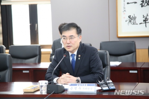 손병두 금융위원회 부위원장이 27일 금융위원회 대회의실에서 열린 보험 자본건전성 선진화 추진단 회의에서 모두 발언을 하고 있다./사진=뉴시스