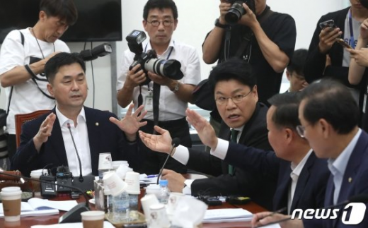 김종민 국회 정치개혁 제1소위원장이 27일 오후 서울 여의도 국회에서 열린 정치개혁특별위원회 제1소위에서 한국당 의원들과 설전을 펼치고 있다. /사진=뉴스1