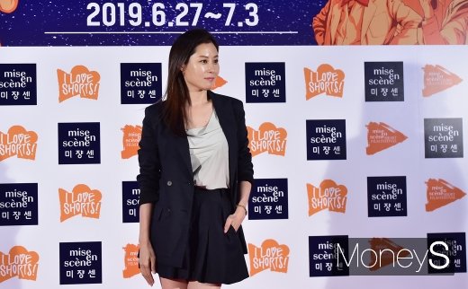 [머니S포토] 문소리, '개막식 밝히는 여배우의 아우라'