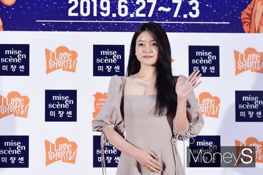 [머니S포토] 고아성, 우아한 손인사