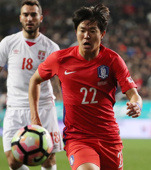 권창훈(오른쪽)이 독일 분데스리가 프라이부르크로 향한다는 보도가 나왔다. /사진=뉴스1