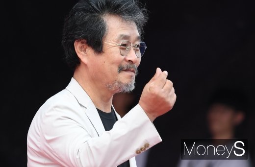 [머니S포토] 기주봉 '중년의 하트'