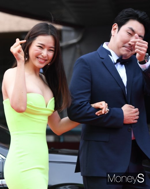 [머니S포토] 이하늬·조진웅 '남심여심 저격 하트'