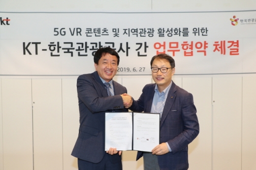 업무협약 체결식에 선 안영배 한국관광공사 사장과 구현모 KT Customer & Media 부문장. /사진=한국관광공사