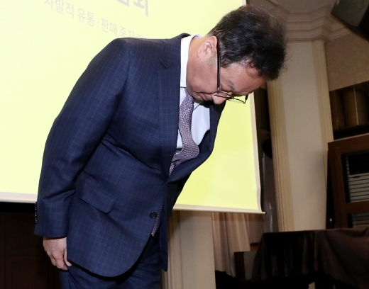  이우석 코오롱생명과학 대표이사가 4월 1일 오전 서울 중구 한국프레스센터에서 열린 '코오롱생명과학 골관절염 치료제 인보사 판매중단 기자간담회'에서 사과하고 있다./사진= 홍봉진 기자 