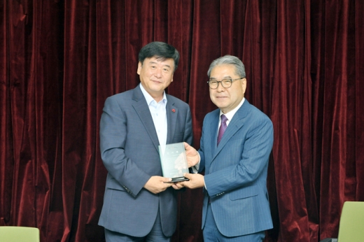 동두천시, 이재정 경기도 교육감에 감사패 전달. / 사진제공=동두천시