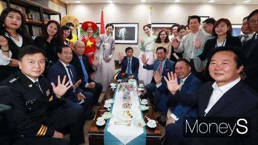 ▲ 기념촬영하는 응욱 티엔 베트남 문화체육부 장관을 비롯한 내외빈
