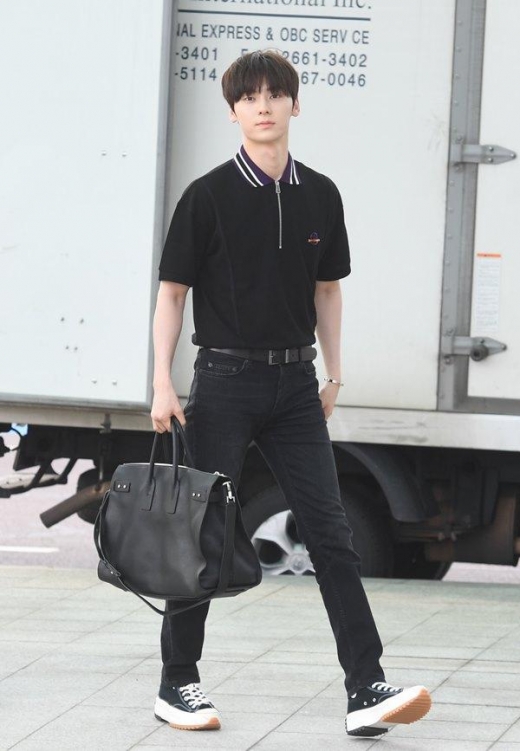 [★공항패션] 황민현, 훈남 비주얼의 깔끔한 피케 티셔츠룩