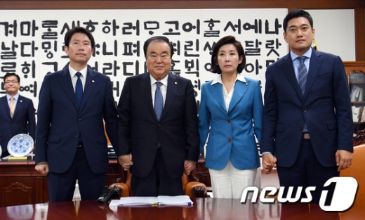 이인영 더불어민주당 원내대표, 문희상 국회의장, 나경원 자유한국당 원내대표, 오신환 바른미래당 원내대표(왼쪽부터)가 28일 서울 여의도 국회 의장집무실에서 만나 3당 원내 교섭단체 대표 회동을 하고 있다. /사진=뉴스1