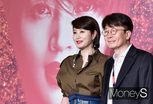 [머니S포토] 특별 기자회견 참석한 김혜수-신철