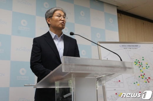 28일 오후 3시 인천시청 브리핑룸에서 김영훈 환경부 물통합정책국장이 '인천 수돗물 현황 및 조치계획' 등을 브리핑하고 있다. /사진=뉴스1