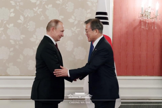 G20 정상회의 참석차 일본 오사카를 방문 중인 문재인 대통령이 29일 새벽 오사카 리가로얄호켈에서 열린 블라디미르 푸틴 러시아 대통령과 정상회담 전 악수하고 있다. /사진=청와대 페이스북