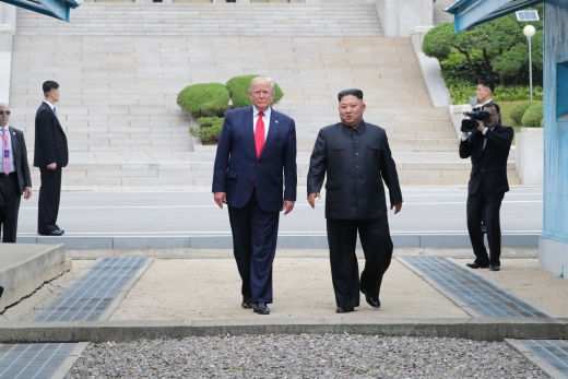 도널드 트럼프 미국 대통령이 30일 판문점 공동경비구역(JSA) 군사분계선 북측 지역에서 김정은 북한 국무위원장과 만나 군사분계선을 넘어 기념촬영 뒤 다시 돌아오는 모습. /사진=뉴시스 박진희 기자 
