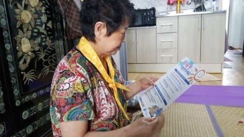 성남지역 홀몸 어르신이 폭염 때 행령 요령이 담긴 홍보물을 보고 있다. / 사진제공=성남시