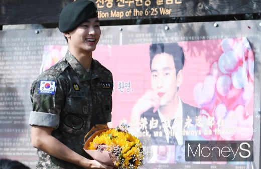 [머니S포토] 국방의 의무를 다하고 돌아온 김수현
