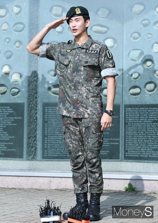 [머니S포토] 김수현 '충성, 전역을 신고합니다'