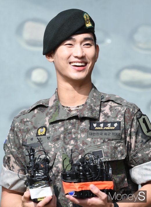 [머니S포토] 김수현, 전역 실감 안나…