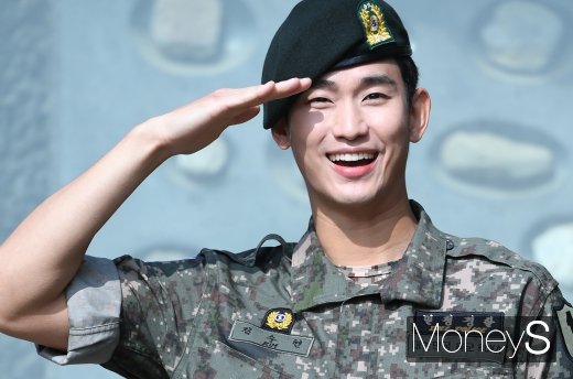 [머니S포토] 김수현 '여전히 잘생긴 외모'