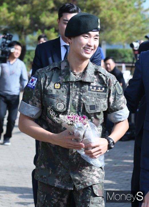 [머니S포토] 김수현 '팬들 사로잡는 환한 미소'