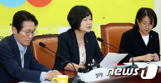 이정미 정의당 대표(가운데)가 1일 서울 여의도 국회에서 열린 상무위원회의에서 모두발언을 하고 있다. /사진=뉴스1