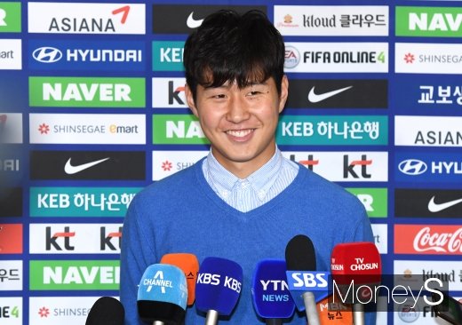 [머니S포토] 취재진 질문에 답하는 이강인