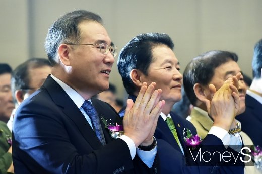 [머니S포토] 창립 50주년 농협, 박수치는 이개호-김병원