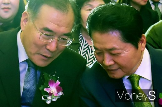 [머니S포토] 귀엣말 나누는 이개호-김병원