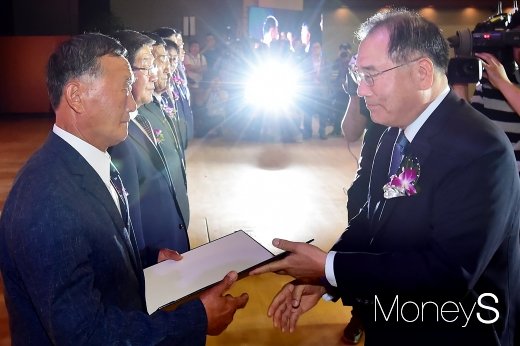 [머니S포토] 농협 창립 58주년, 정부 포장·표창하는 이개호 장관