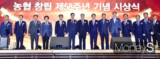 [머니S포토] 정부 포장·표창 수여자들과 기념촬영하는 이개호