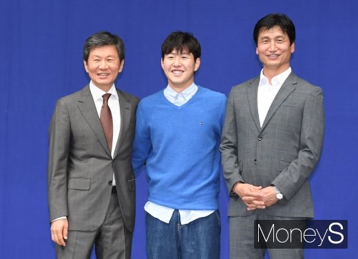 [머니S포토] 기념 촬영하는 정몽규·이강인·정정용