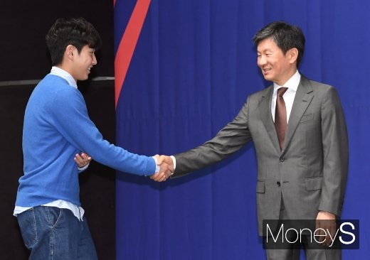 [머니S포토] 이강인, 정몽규 회장과 악수