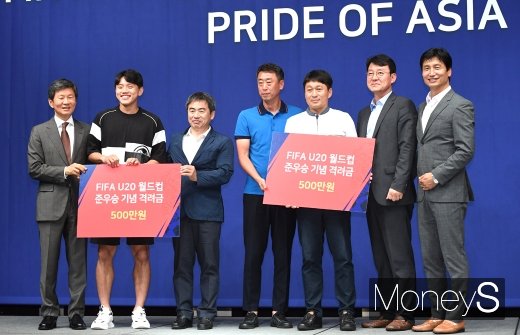 [머니S포토] 조영욱 축구협회장 '모교에 격려금 전달'