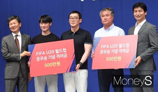 [머니S포토] 출신 학교에 격려금 전달하는 엄원상