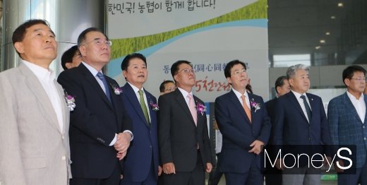 [머니S포토] 창립 50주년 농협 변천사 영상 시청하는 내외빈