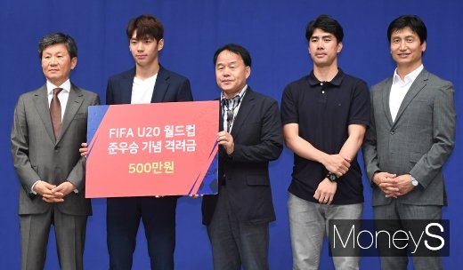 [머니S포토] 전세진 선수 '격려금 받았어요'