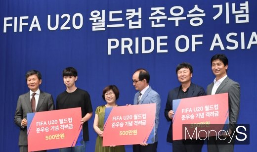 [머니S포토] 김세윤, 준우승 기념 격려금 전달