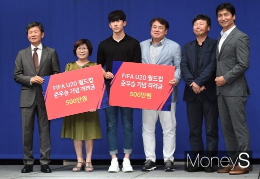 [머니S포토] 고재현 출신학교에 격려금 전달하는 정몽규 회장